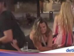 Ngawur! Turis Wanita Renang Telanjang Dada Ke Air Mancur Bersejarah