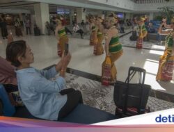 Potret Penari Peringati Hari Pelanggan Nasional Hingga Bandara Adi Soemarmo