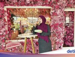 Pose Cantik Zaskia Gotik Pada Nikmati Aneka Dessert Hingga Kafe
