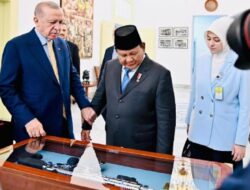 Prabowo Beri Cendera Mata Senapan Serbu Pindad dan Keris Hingga Erdogan