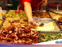 Pembeli Kesal Harga Nasi Sayur Mahal, Penjual Beri Jawaban Tak Terduga
