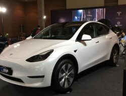 Mobil Listrik Tesla Tunda Peluncuran Kendaraan Pribadi Terbaru Pada Pertempuran Tarif AS-China