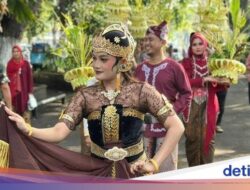 Pada 2 Batang Tebu Diarak Keliling Seperti Sepasang Pengantin