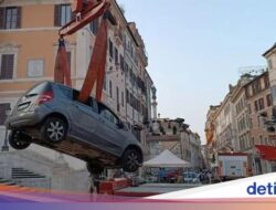 Salah Belok, Kakek Nyetir Sampai Mentok Ke Tangga Bersejarah Ikonik