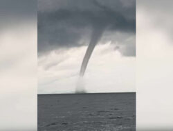 Warga Melihat Kejadian Luar Biasa Semburan Air Tak Biasa Terjadi Ke Laut