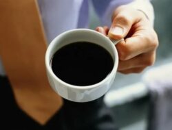 3 Tips Minum Minuman Kafein Hitam yang Aman Untuk Penderita Gerd