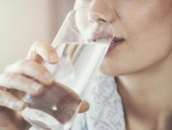 10 Bahaya Mengintai Di Balik Kebiasaan Kurang Minum Air Putih, Ada Risiko Stroke