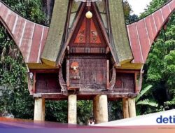Uniknya Tongkonan Beratap Tiga Di Taniasa Tana Toraja