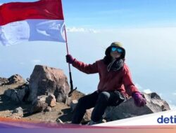 Nggak Ada Capeknya, Usai Rinjani, Atiek CB Gapai Puncak Gunung Slamet