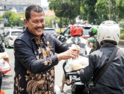 Jumat Berkah, Dirjenpas Mashudi Bagikan 500 Makanan Gratis Hingga Pemakai Jalan