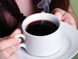 Amankah Minum Minuman Pada Perut Kosong? Ini Penjelasannya
