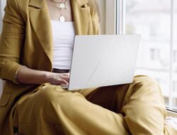 Punya Mobilitas Tinggi? Ini Alasan Laptop Tipis Cocok Bagi Anda!