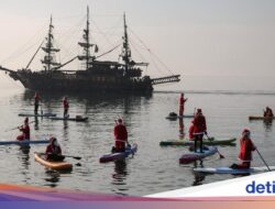 Unjuk Rasa Sinterklas Berdayung Warnai Perayaan Natal Ke Yunani