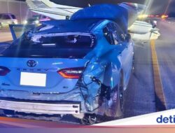 Pesawat Jatuh Timpa Kendaraan Pribadi Ke Jalan Raya