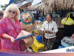 Bermodalkan Kamus Usang, Mbah Anik Cas Cis Cus Ngomong Inggris Hingga Turis