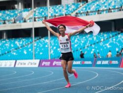 Olahragawan Berlari Robi Syianturi Pakai Adat Sumatera Utara
