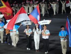 SEA Games 2025 Resmi Berakhir, Olahragawan 17 Tahun Pimpin Defile Indonesia Ke Upacara Penutupan