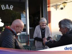 Sosok Barista Berusia 100 Tahun yang Masih Setia Di Balik Perabot Bar