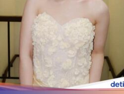 Pose Gemas Echa Aura Di Jajan Kuaci dan Es Krim yang Tarik Perhatian