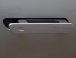 China Larang Kendaraan Pribadi Bertenaga Listrik Pakai Gagang Pintu Elektronik Mulai 2027