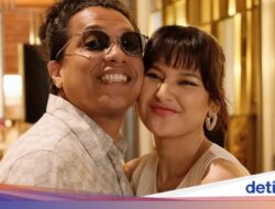 Hangatnya Momen Indah Permatasari dam Arie Kriting Pada Kulineran