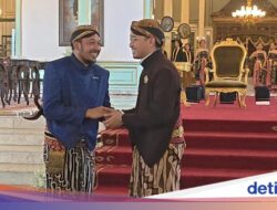 Suasana Hangat Pada Mangkunegara X dan PB XIV Mangkubumi Bertemu