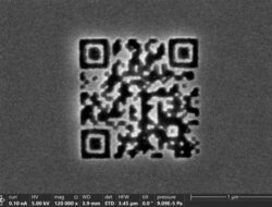 Kode QR Terkecil Ke Dunia hanya Bisa Dibaca Di Mikroskop Elektron