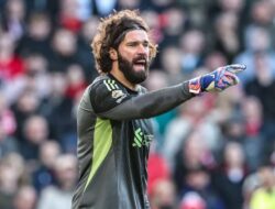 Momen Alisson Becker Berlari Beri Masukan Hingga Arne Slot, Liverpool Mendadak Menggila Hadapi Nottingham Forest
