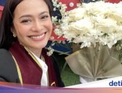 Ersa Mayori Kulineran Seru sambil Mengerjakan Thesis Di Kafe bareng Anak