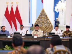 Prabowo Duduk Diapit SBY dan Jokowi Di Makan Malam Hingga Istana