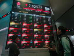 IHSG Siang Ambruk usai Terjun Bebas 2,46% Hingga Level 6.926