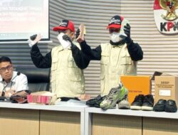 Penampakan Uang Rp335 Juta dan Kasut Mewah Hasil Pemerasan Bupati Tulungagung