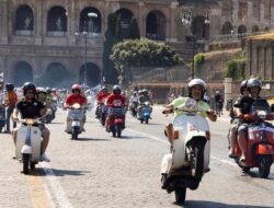 Parade Perayaan 80 Tahun Vespa Di Italia