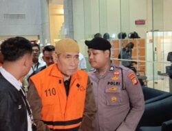 Penampakan 2 Dugaan Pelaku Peristiwa Pidana Kuota Haji Kenakan Rompi Oranye KPK