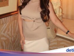 Potret Seru Sarah Gibson Kulineran Bareng Suami dan Awkarin