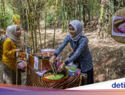 Sensasi Nostalgia Pasar Sunda Jadul, Belanjanya Pakai Koin Bambu