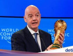 Fantastis! Bos FIFA Terbang Maraton Pada Trophy Dunia, Setara 2,5 Kali Keliling Bumi