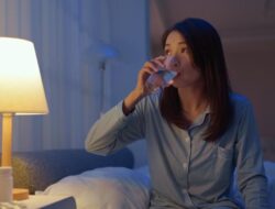 Minum Air Ditengah Malam Bisa Rusak Ginjal? Ini Kata Ahli Kebugaran