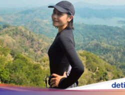 Potret Prilly Latuconsina Liburan-Santap Durian Ke Kulon Progo