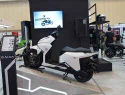 Jualan Kendaraan Bermotor Roda Dua Listrik Moncer Tanpa Dukungan Pemerintah, Alva Sorot Harga Solar Naik