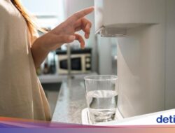 Minum Sambil Berdiri Katanya Bikin Ginjal Rusak, Ini Penjelasan Praktisi Medis